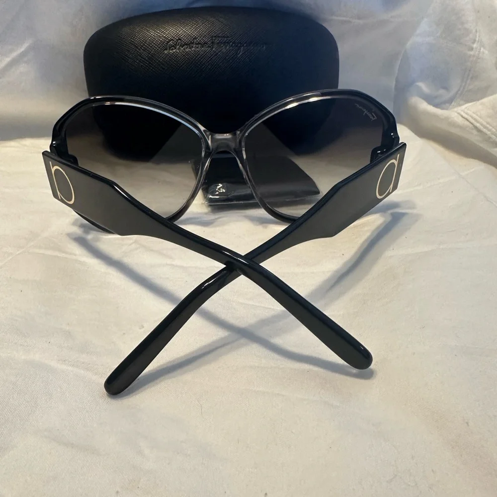 Salvatore Ferragamo ferragamo round